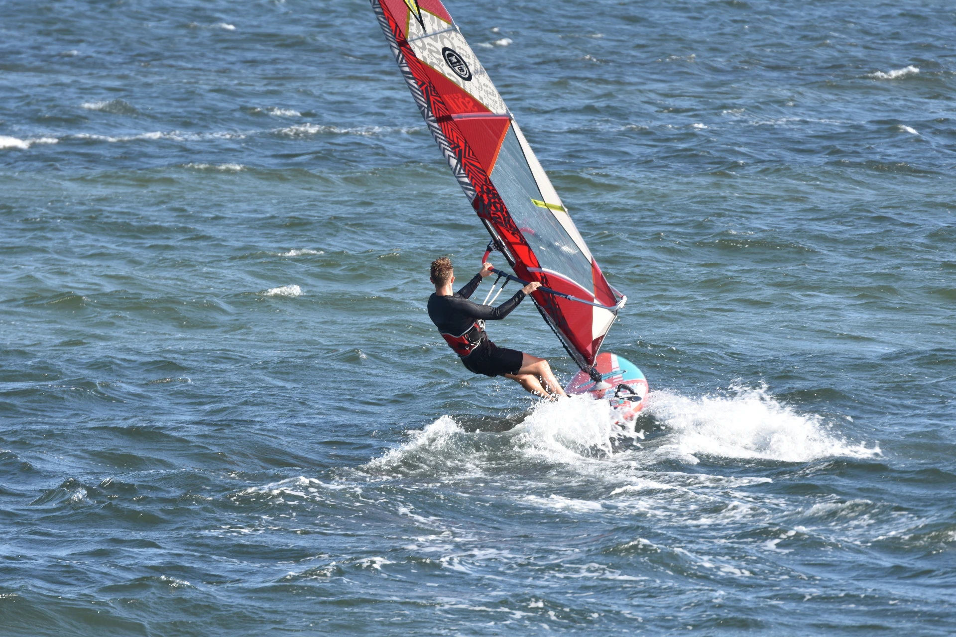 Tammo Elsner surfing – Go Spread co-founder
